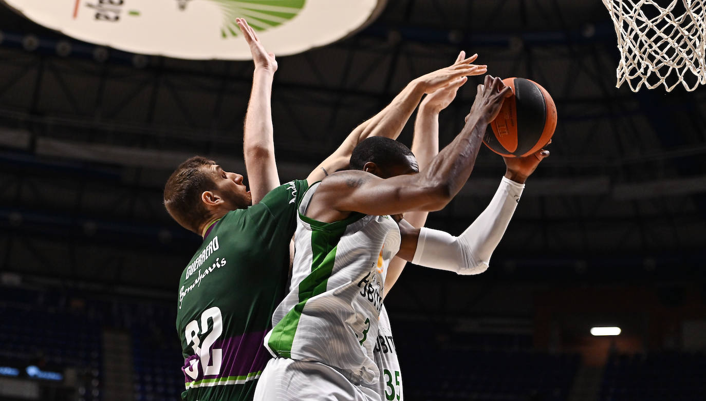 El Unicaja sufrió una dura derrota en un final igualado 