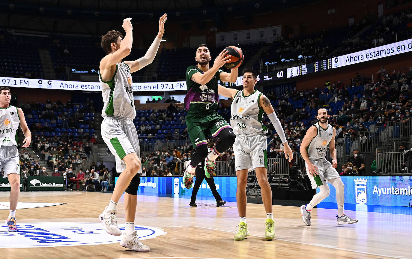 El Unicaja sufrió una dura derrota en un final igualado 