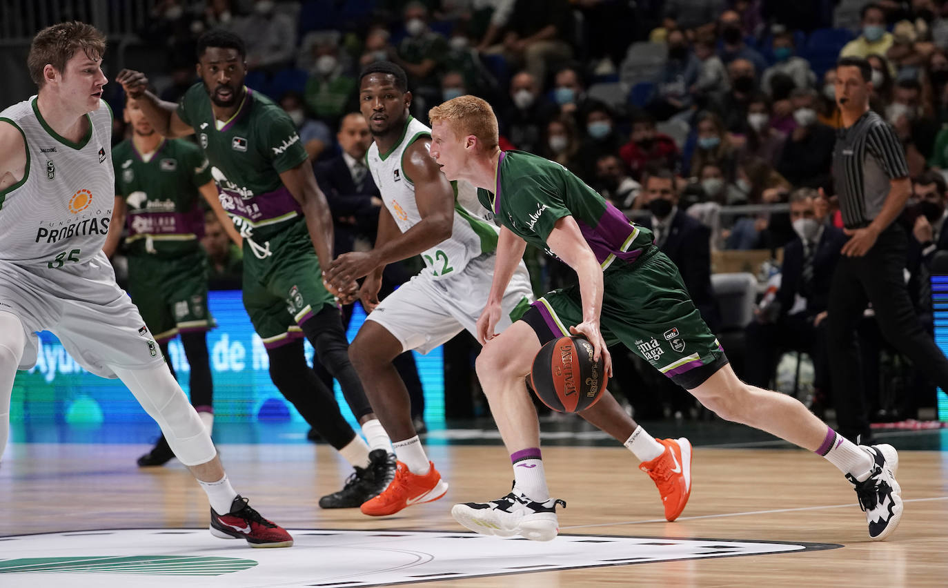 El Unicaja sufrió una dura derrota en un final igualado 