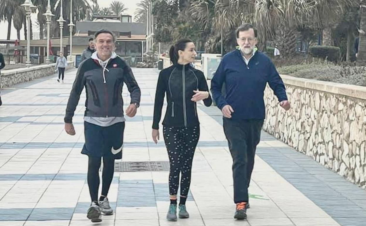 Mena, Pérez de Siles y Rajoy, de caminata por Málaga, el sábado. 