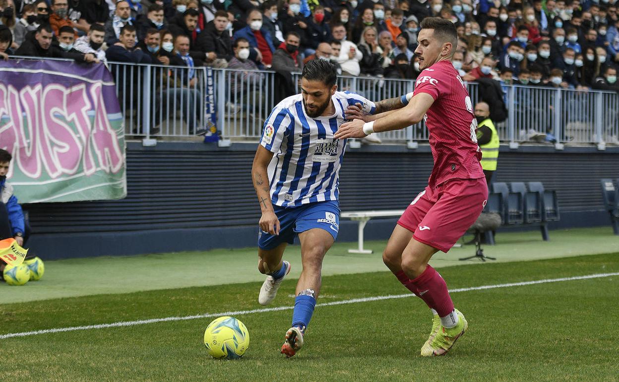 Antoñín trata de superar a Javi Hernández el sábado. 