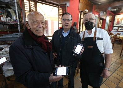 Imagen secundaria 1 - Imágenes de bares y restaurantes en la capital, en el primer día en el que entra en vigor el pasaporte Covid en Andalucía. 