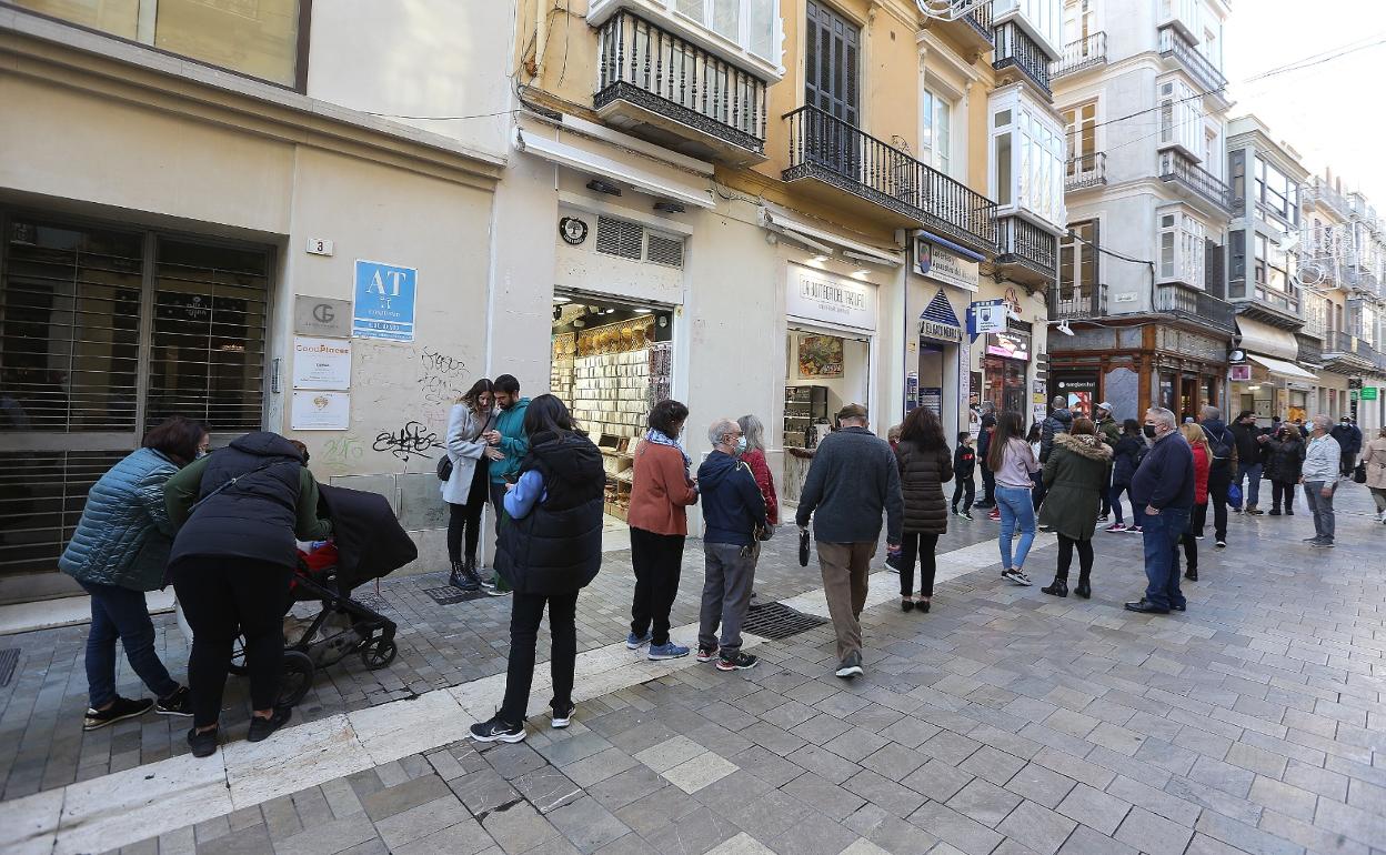Colas ante una administración de loterías en el Centro de la capital malagueña.