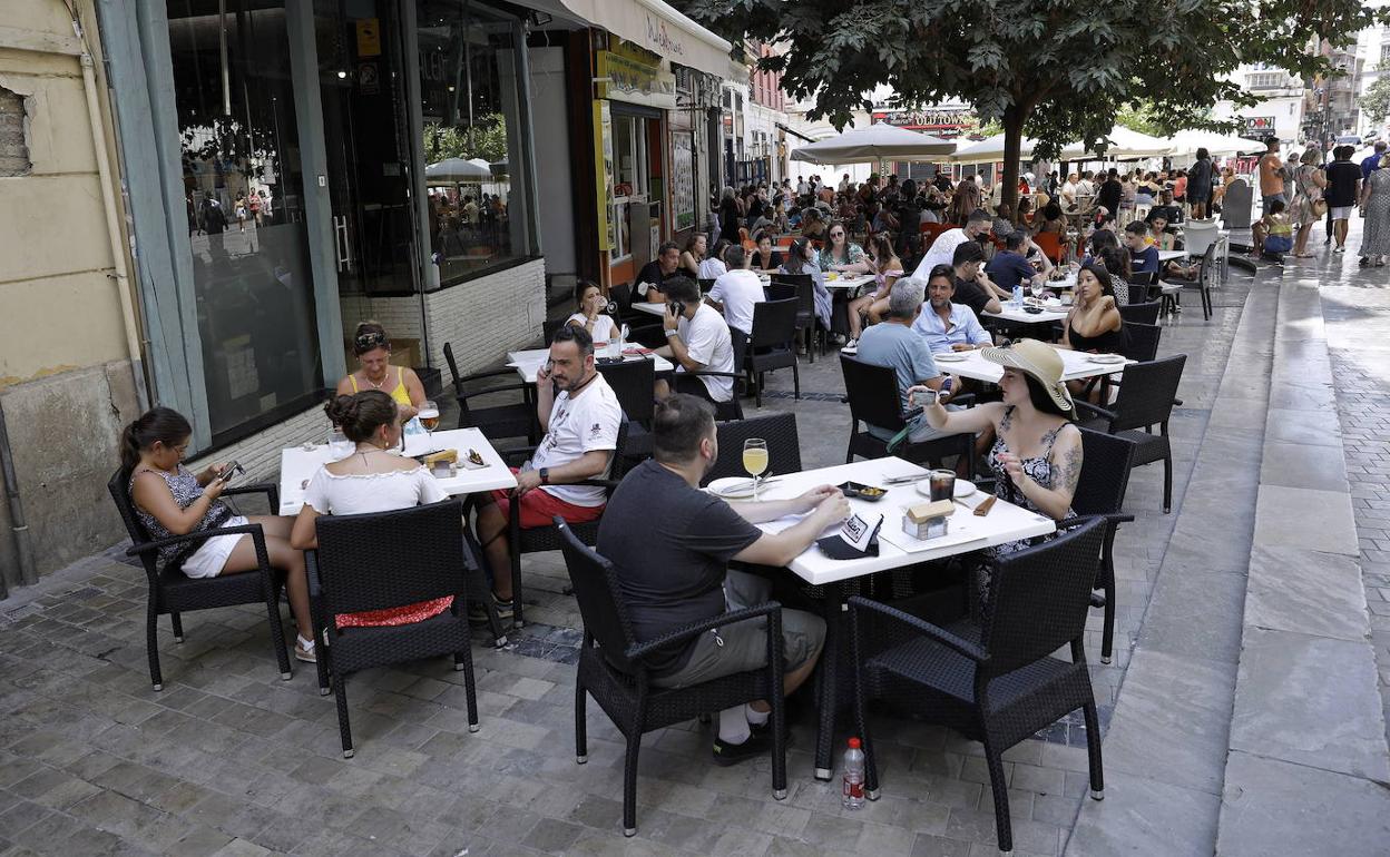 Expertos en Salud Pública piden reducir aforos y el cierre de interiores en hostelería en zonas en riesgo alto de coronavirus