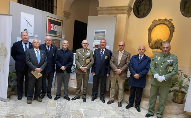 Imagen principal - Autoridades civiles y militares en la inauguración de la exposición '100 años de La Legión española' que se puede visitar en la Sociedad Económica de Amigos del País. Javier Chaos explica a Losada y a González el contenido de su colección. La muestra sobre La Legión se podrá visitar hasta el 15 de febrero.