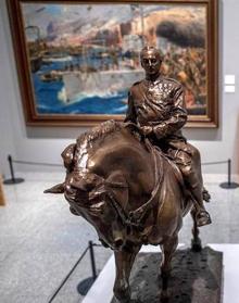 Imagen secundaria 2 - Autoridades civiles y militares en la inauguración de la exposición '100 años de La Legión española' que se puede visitar en la Sociedad Económica de Amigos del País. Javier Chaos explica a Losada y a González el contenido de su colección. La muestra sobre La Legión se podrá visitar hasta el 15 de febrero.