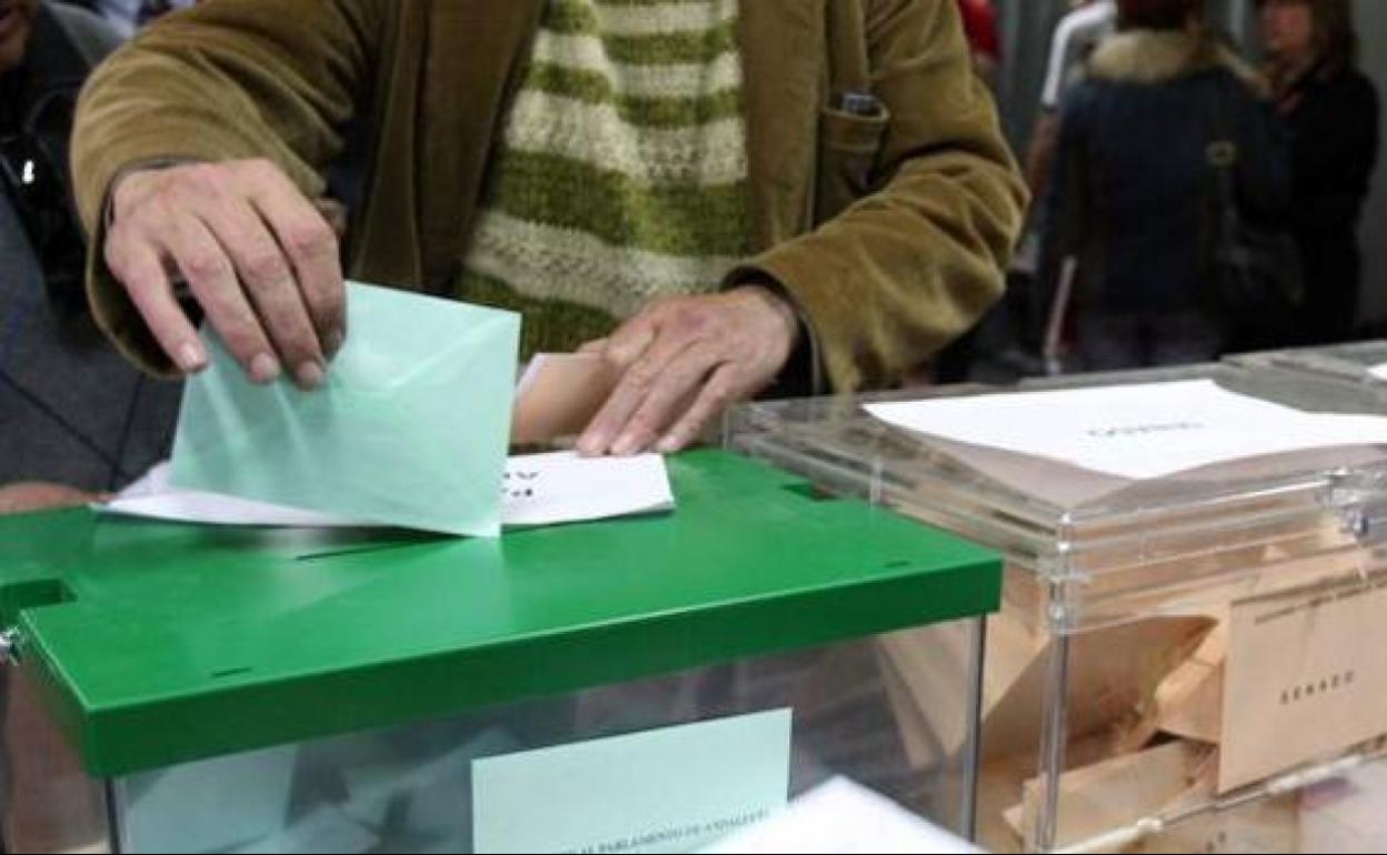 PP ganaría en Andalucía con 10 puntos sobre el PSOE-A y sumaría mayoría absoluta con Vox, según el sondeo de Centra