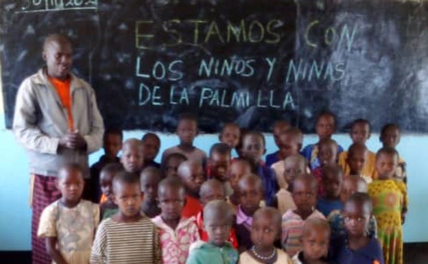 Mensaje de los niños masais a los de La Palmilla, en la pizarra de la escuela que ha levantado la asociación Enjipai. 