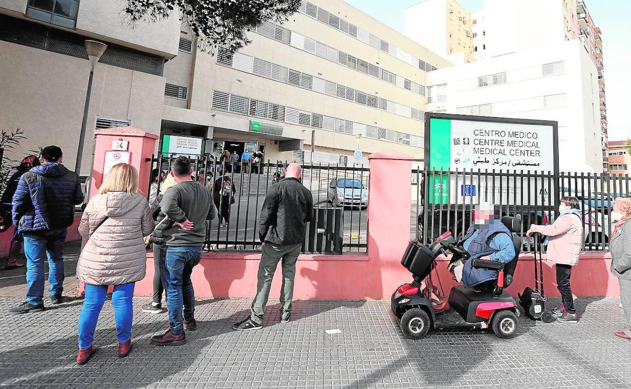 Colas de usuarios en el centro de Salud de Alameda-Perchel, ayer. 