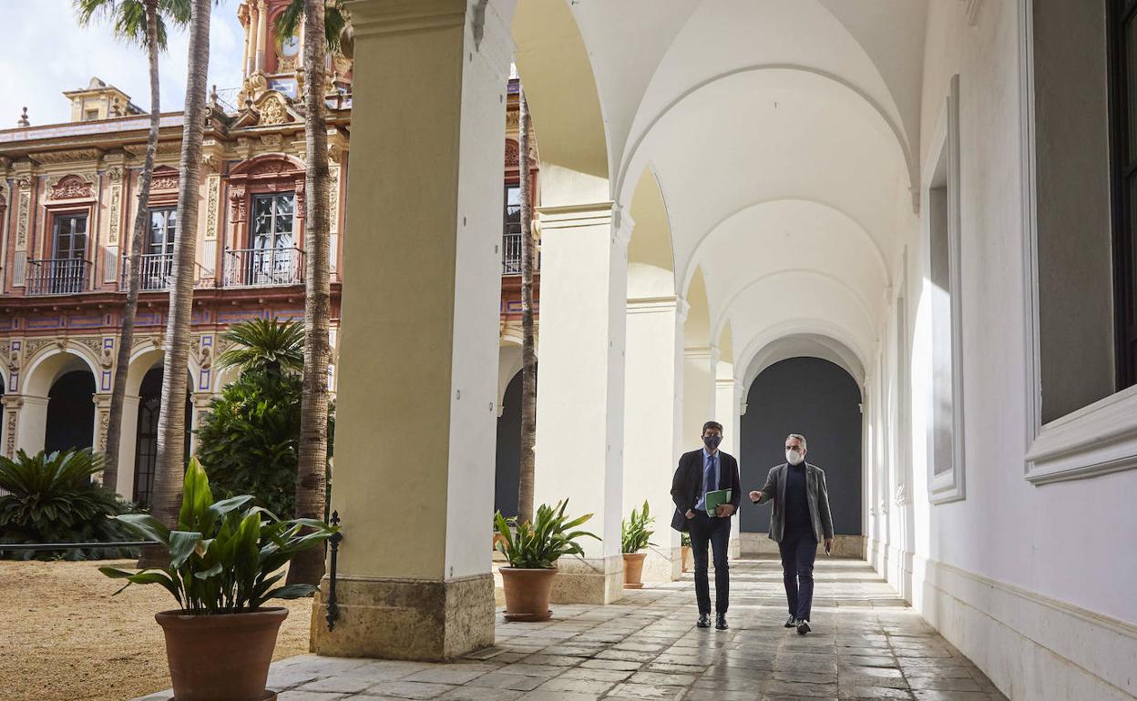Juan Marín y Elías Bendodo, en el Palacio de San Telmo tras el Consejo de Gobierno de este martes. 