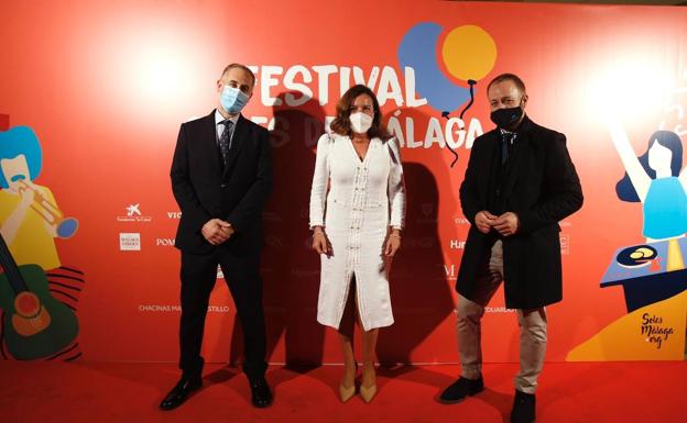 Imagen principal - Joaquín Ramírez, Yolanda Solero y Juan Carlos Barroso. Belinda Washington y Miguel Ángel Martín, durante la presentación del festival. Nuria Fergó, una de las artistas que actuaron en la gala solidaria. 