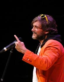 Imagen secundaria 2 - Roko, con dos de los pequeños de la Fundación Olivares. Tomas García y niños de la asociación Altamar. Salva Reina, durante su monólogo. 