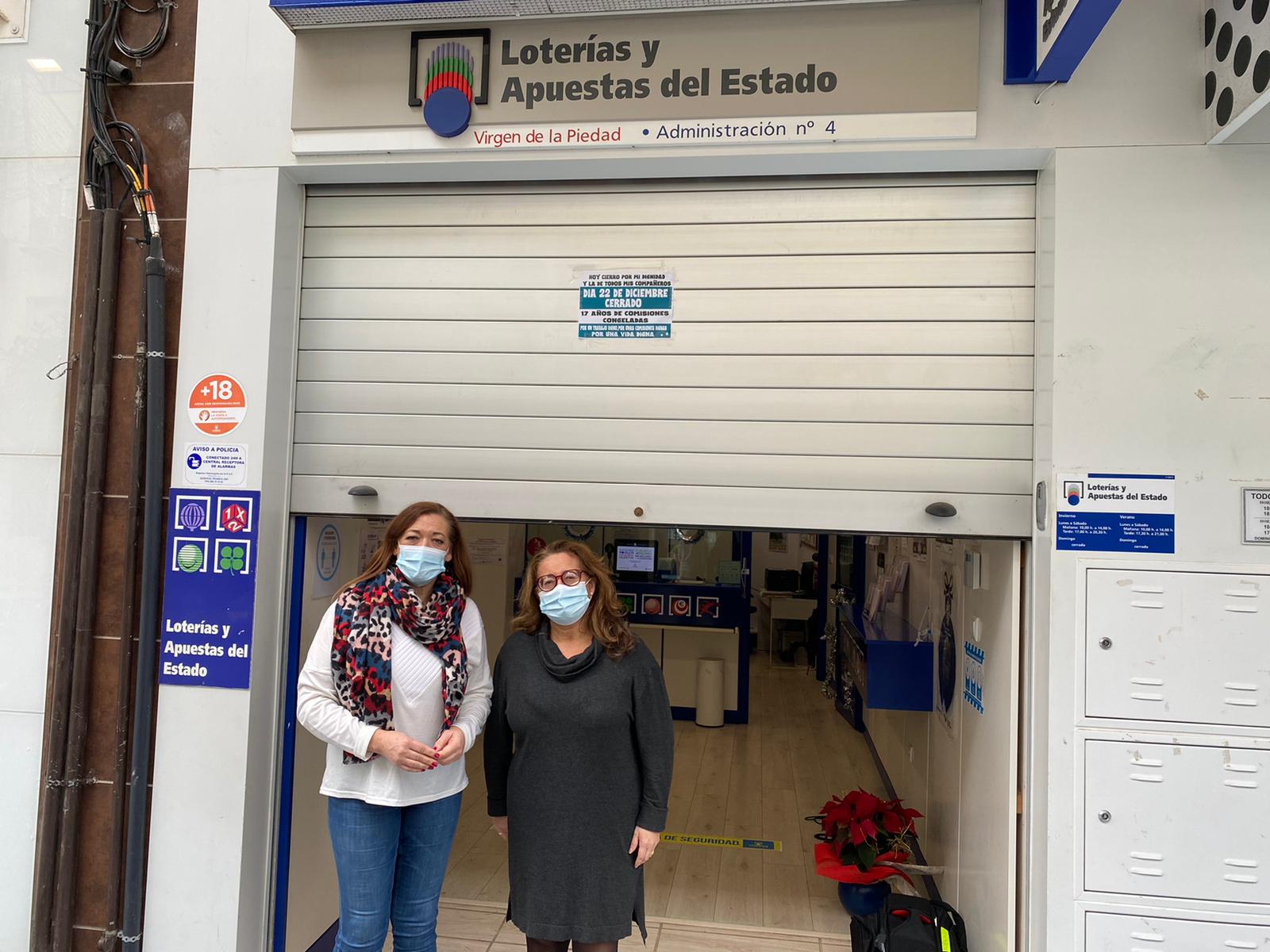 Imágenes de las administraciones y clientes agraciados con algún premio del sorteo extraordinario celebrado este miércoles. En la imagen, la administración de Torre del Mar que ha vendido un cuarto premio.