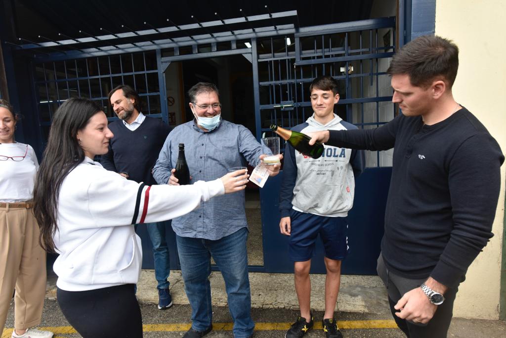 Imágenes de las administraciones y clientes agraciados con algún premio del sorteo extraordinario celebrado este miércoles. El empresario de Fuente Olletas y un amigo adquirieron cuatro décimos del 86.148 durante un viaje de trabajo a Madrid