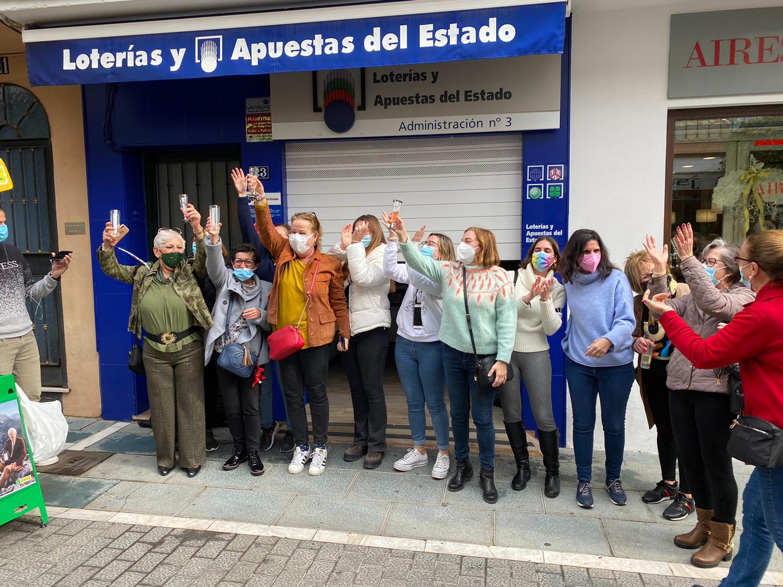 Imágenes de las administraciones y clientes agraciados con algún premio del sorteo extraordinario celebrado este miércoles. 