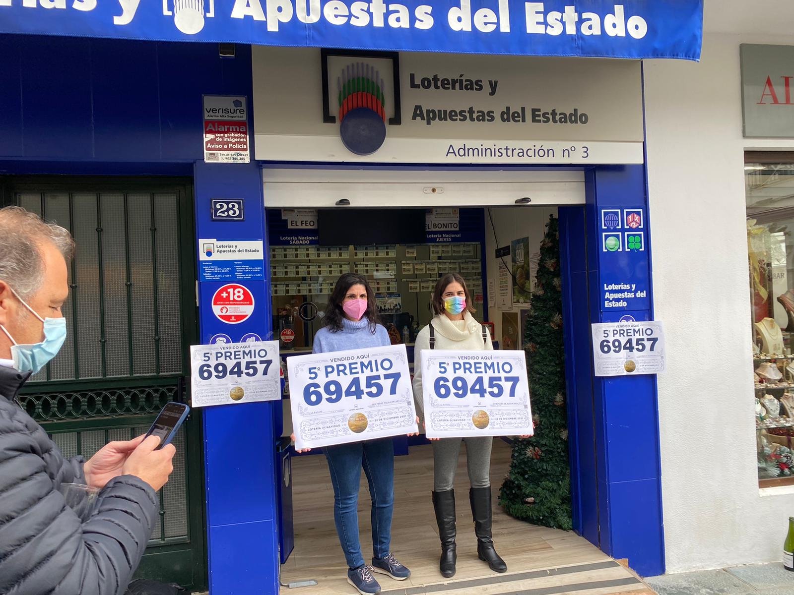 Imágenes de las administraciones y clientes agraciados con algún premio del sorteo extraordinario celebrado este miércoles. 