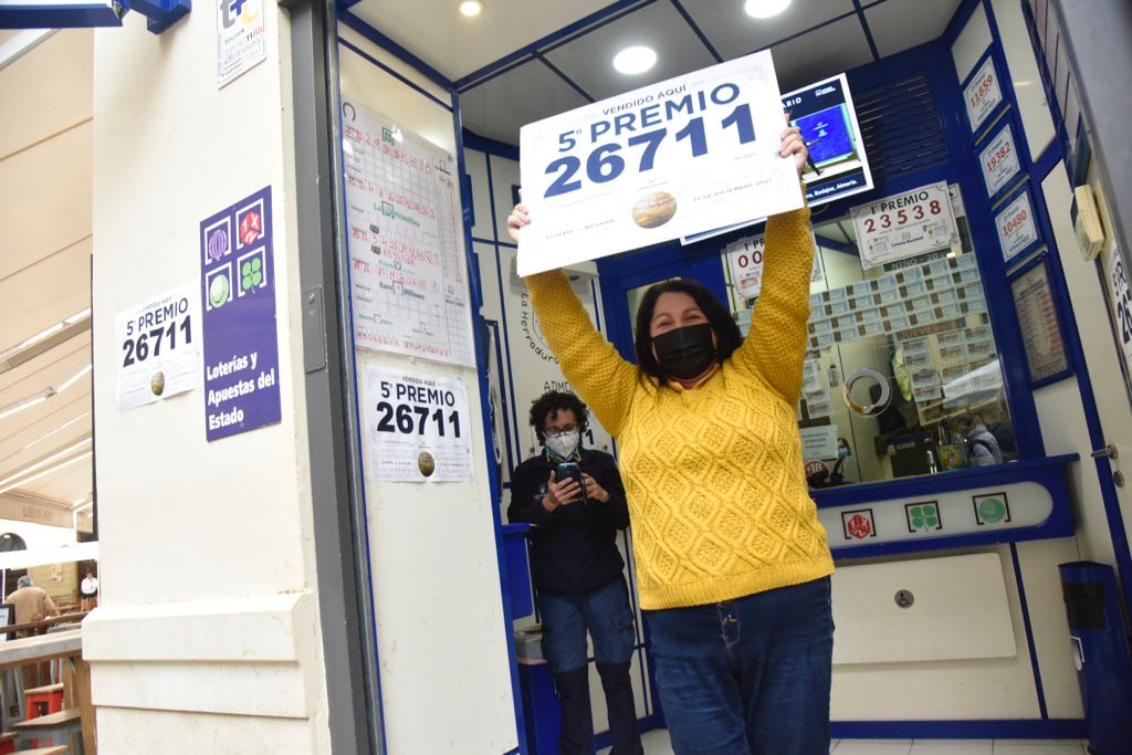 Imágenes de las administraciones y clientes agraciados con algún premio del sorteo extraordinario celebrado este miércoles. En la imagen, la administración malagueña que ha vendido un quinto premio.