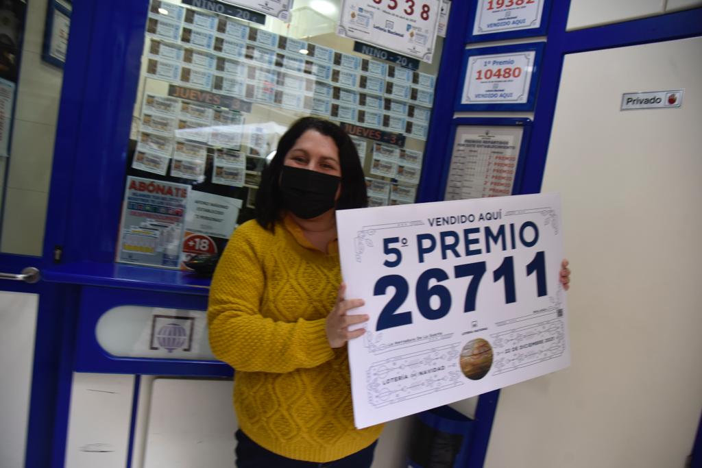 Imágenes de las administraciones y clientes agraciados con algún premio del sorteo extraordinario celebrado este miércoles. En la imagen, la administración malagueña que ha vendido un quinto premio.
