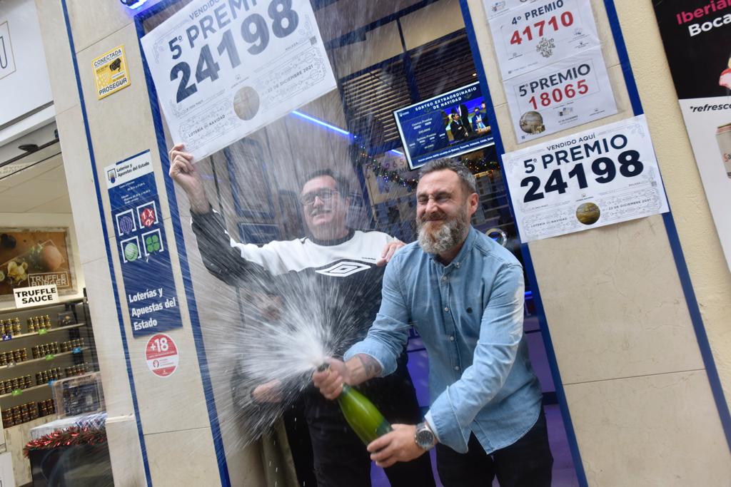 Imágenes de las administraciones y clientes agraciados con algún premio del sorteo extraordinario celebrado este miércoles. En la imagen, la administración malagueña que ha vendido un quinto premio.