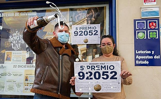 El primer quinto premio del Sorteo Extraordinario de Navidad de este martes, que ha recaído en el número 92052, se ha vendido en la administración Virgen de las Cruces de Daimiel (Ciudad Real). 