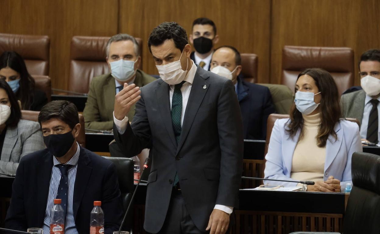 El presidente de la Junta, Juanma Moreno, durante su intervención en la sesión de control.