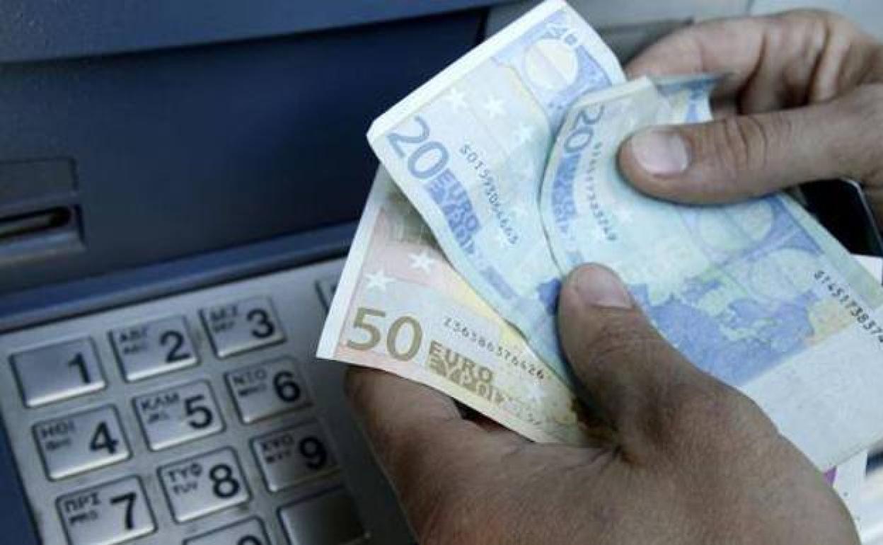 Aviso de Hacienda: Esto es lo máximo que se puede pagar en efectivo en las compras navideñas