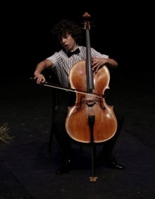 Imagen secundaria 2 - El alcalde de Málaga, hablando con los jóvenes becados. La bailarina malagueña Irene Estevez. Antonio Peula, tocando el violoncelo.