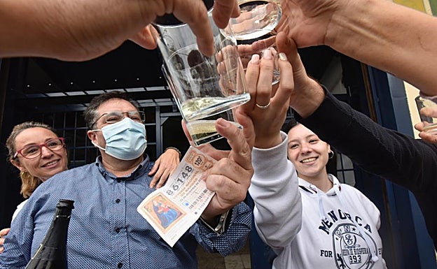 Francisco Rodríguez brinda con su familia con una copia del décimo. 