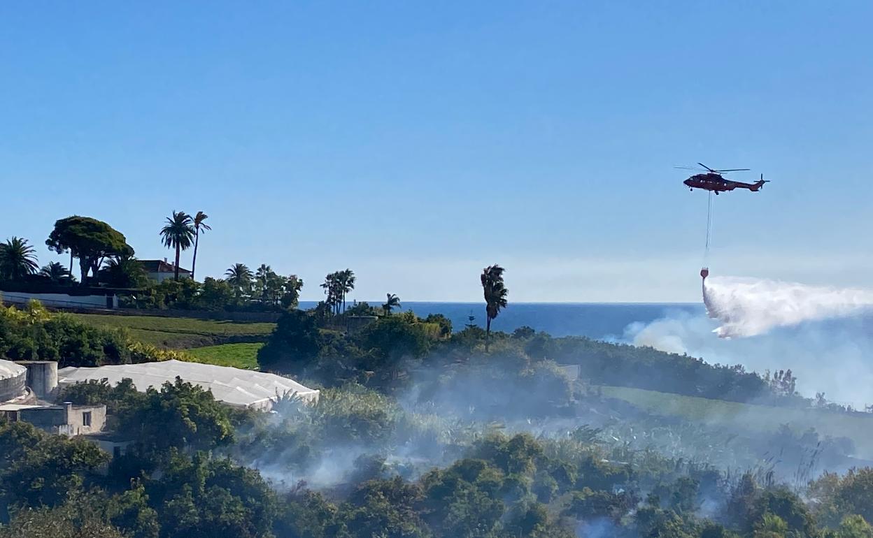 Un helicóptero del Infoca actuando en el incendio de Maro del pasado 28 de noviembre. 