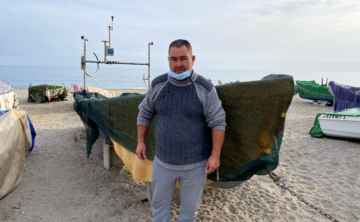 Francisco Pastor, junto a su embarcación de pesca en la nerjeña playa de Burriana. 