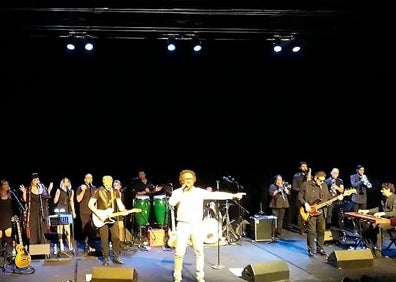 Imagen secundaria 1 - El grupo Mad Dogs, en concierto. A la derecha, Pepe Salas.