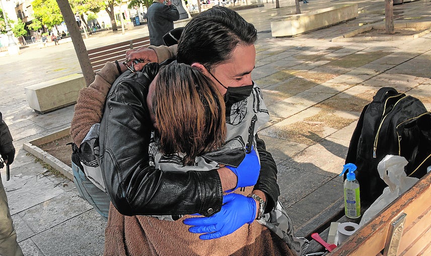 El peluquero corresponde al abrazo de Rosi González, una mujer 'sintecho', después de cortarle el pelo. 