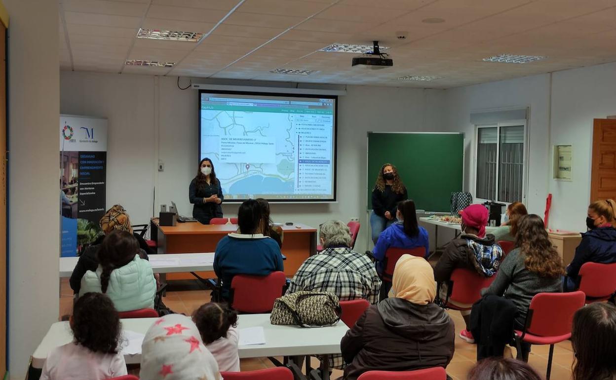 Las mujeres partícipes en 'Café Sororo', durante su encuentro en La Noria. 