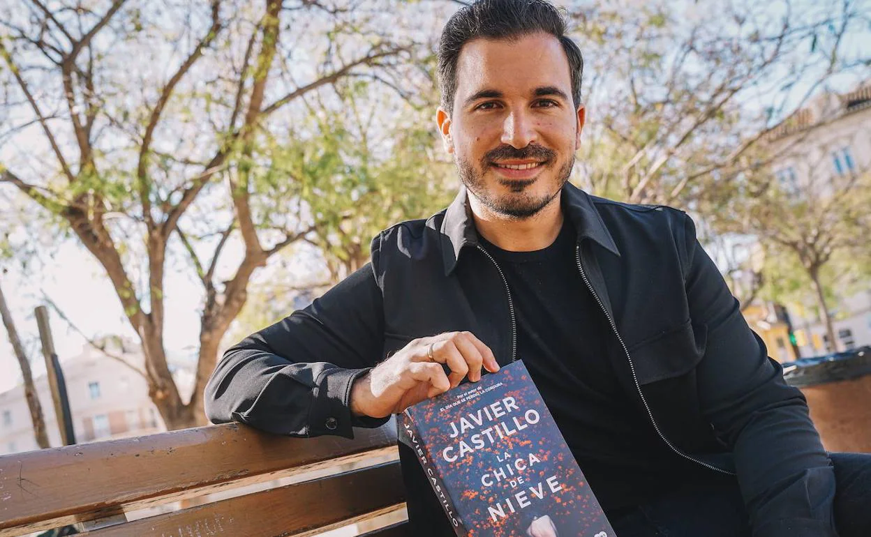 El escritor Javier Castillo, con un ejemplar de 'La chica de nieve'. 