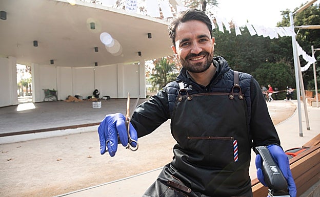 El peluquero Isaac Bousnane, en el teatro abierto del Paseo del Parque en el que suelen dormir varias personas sin hogar,