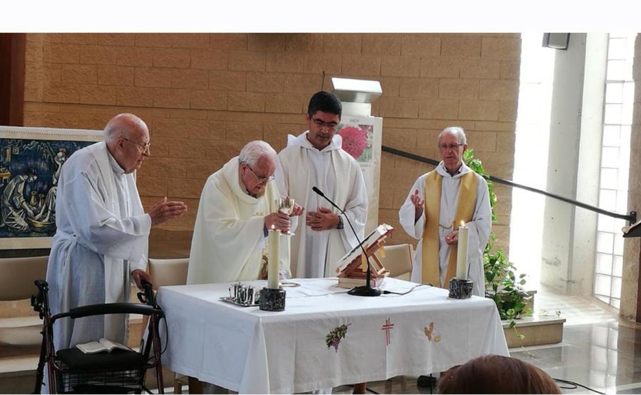 El padre Ortega, oficiando misa en el 70 aniversario de su ministerio sacerdotal.