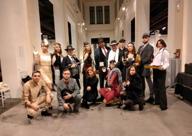 Imagen secundaria 1 - En la primera imagen, vista general de la celebración en el Museo Automovilístico y de la Moda. En las siguientes, los trabajadores del Museo, durante la fiesta y el juego tipo 'Cluedo' para el que tuvieron que disfrazarse como en los años 20.