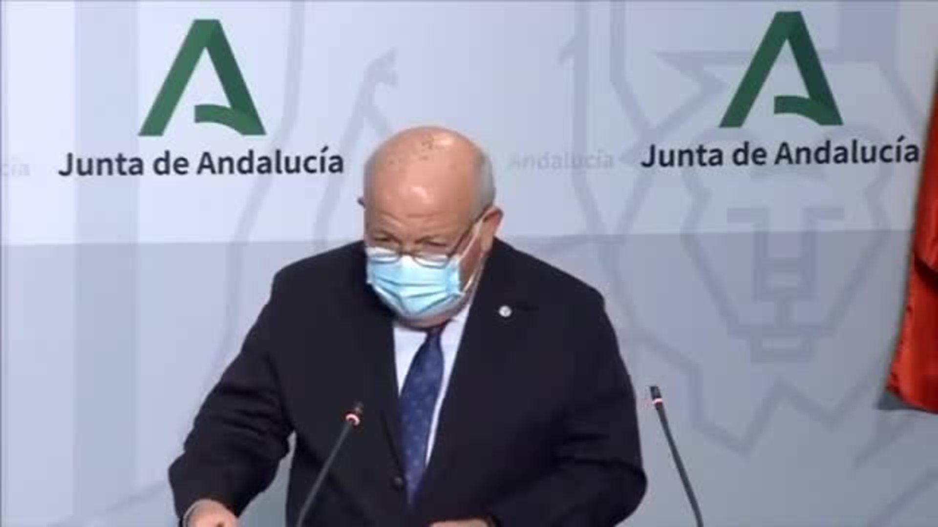 El consejero de Salud de Andalucía, Jesús Aguirre, bromea sobre los memes que le hacen cuando muestra los datos del covid en Andalucía