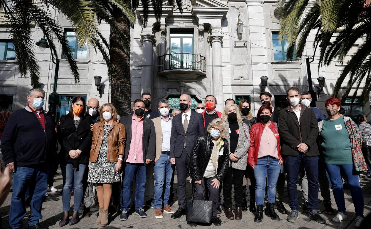 Representantes de partidos y sindicatos ante la sede de Unicaja en la plaza de la Marina de Málaga.