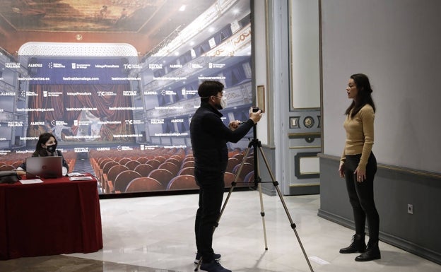 Vanessa Gutiérrez y Francis Fernández, durante la prueba de una de las actrices, Inmaculada González. 