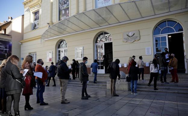 Imagen principal - Todos quieren salir en &#039;La chica de nieve&#039;: 2.000 personas se presentan al casting en Málaga