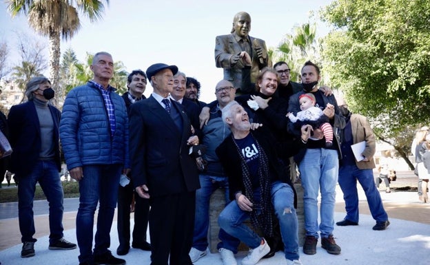 Humoristas y familiares, junto a la estatua de Chiquito de la Calzada.