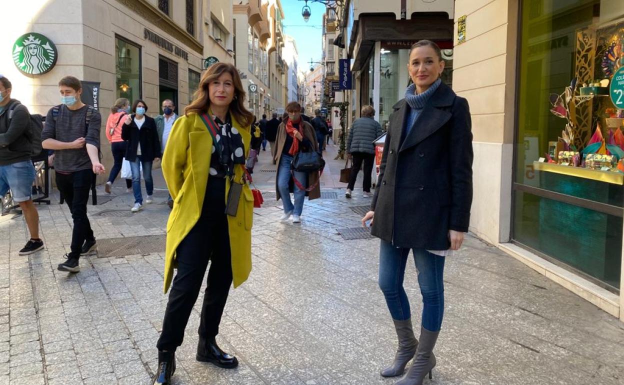 Del Corral y Pérez de Siles, tras la rueda de prensa, ayer en la plaza de Félix Sáenz, delante de la calle Nueva.