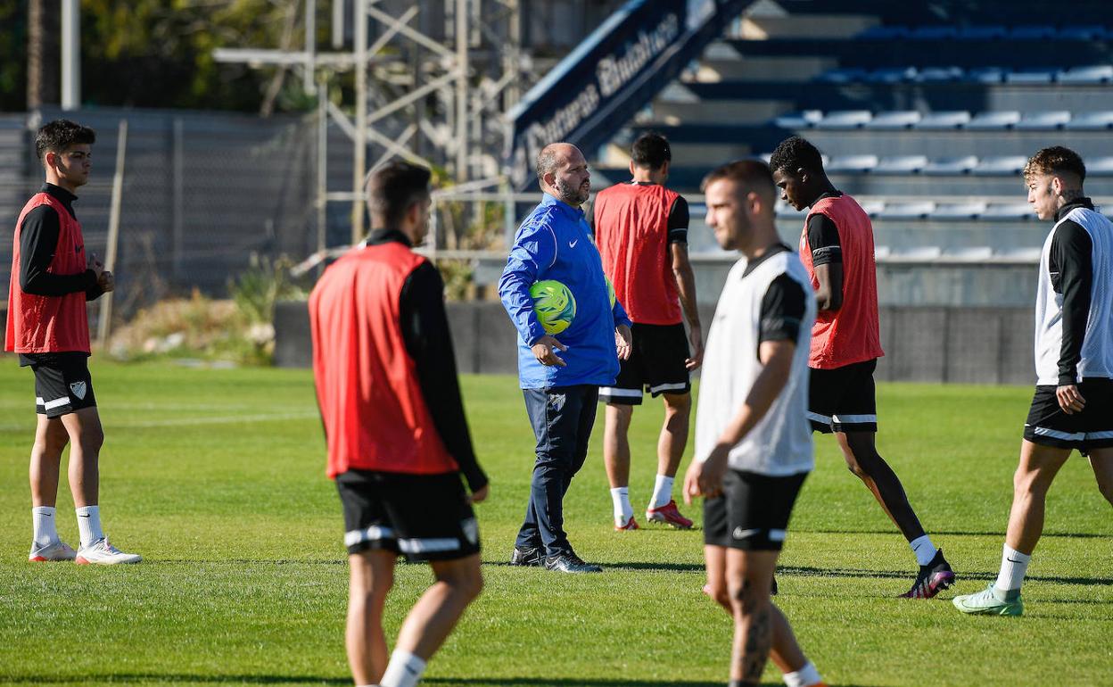 José Alberto, junto a los jugadores en un entrenamiento reciente. 