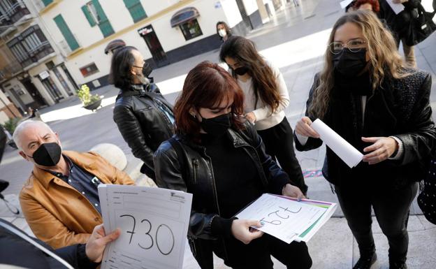 Desde primera hora de la mañana del miércoles, los alrededores del Cervantes se llenaron de actores para el último día del casting. 