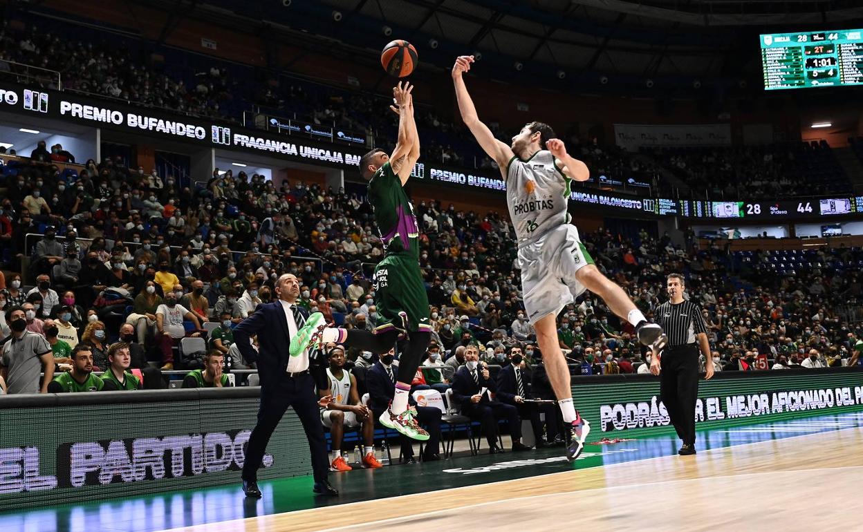 Fernández lanza un triple durante el encuentro ante el Joventut. 