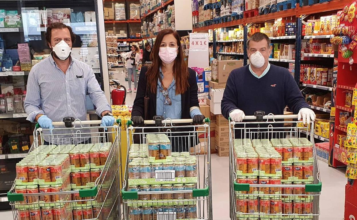 Villena, Ristori y Marín, con los carros de 'Operación Potito'.