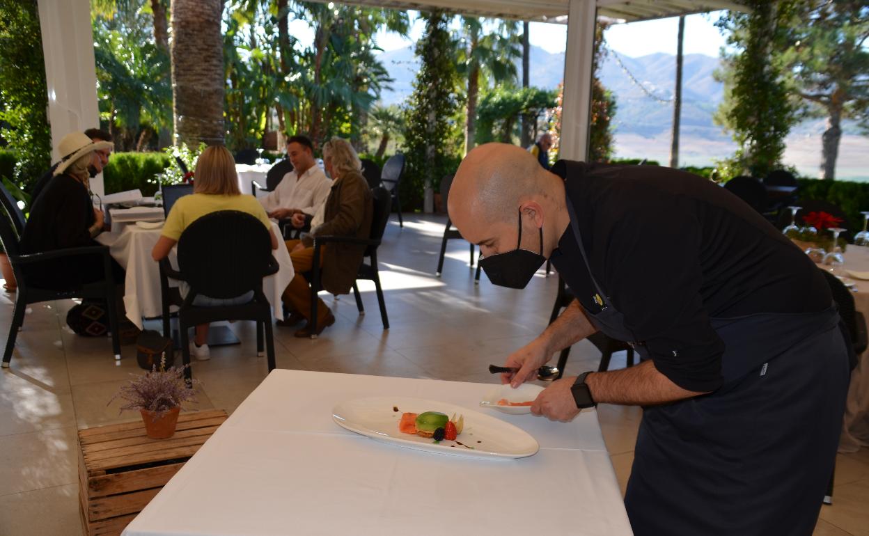 Ramos prepara 'in situ' una ensalada en la terraza del restaurante del hotel B Bou La Viñuela. 