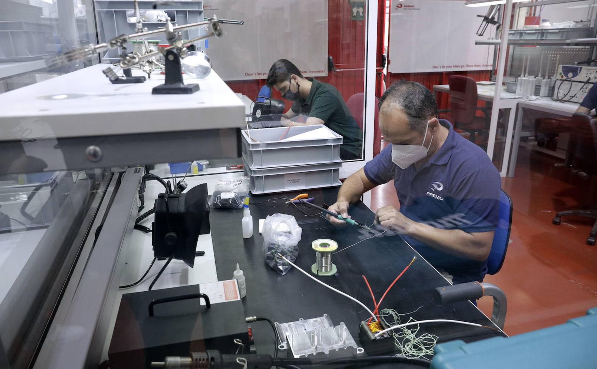 Trabajadores de Premo, una de las compañías instaladas en Málaga TechPark. 