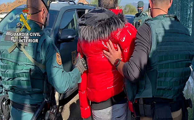 Imagen de una de las detenciones practicadas por los agentes del Instituto Armado. 